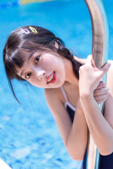 一个吃我乳房一个吃我B